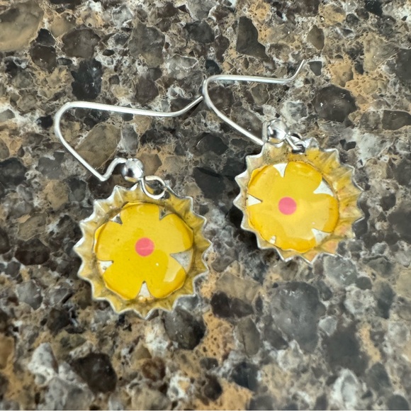 Super-Cute Happy Bright Yellow Flower dangle earrings - Picture 1 of 5
